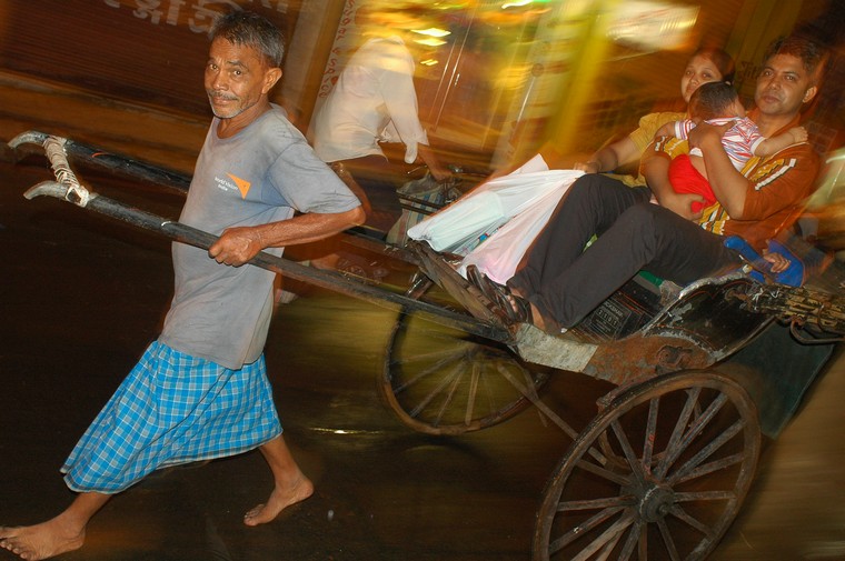 Kolkata, riksza ciągnięta na piechotę (Indie 2008, lato, część pierwsza)